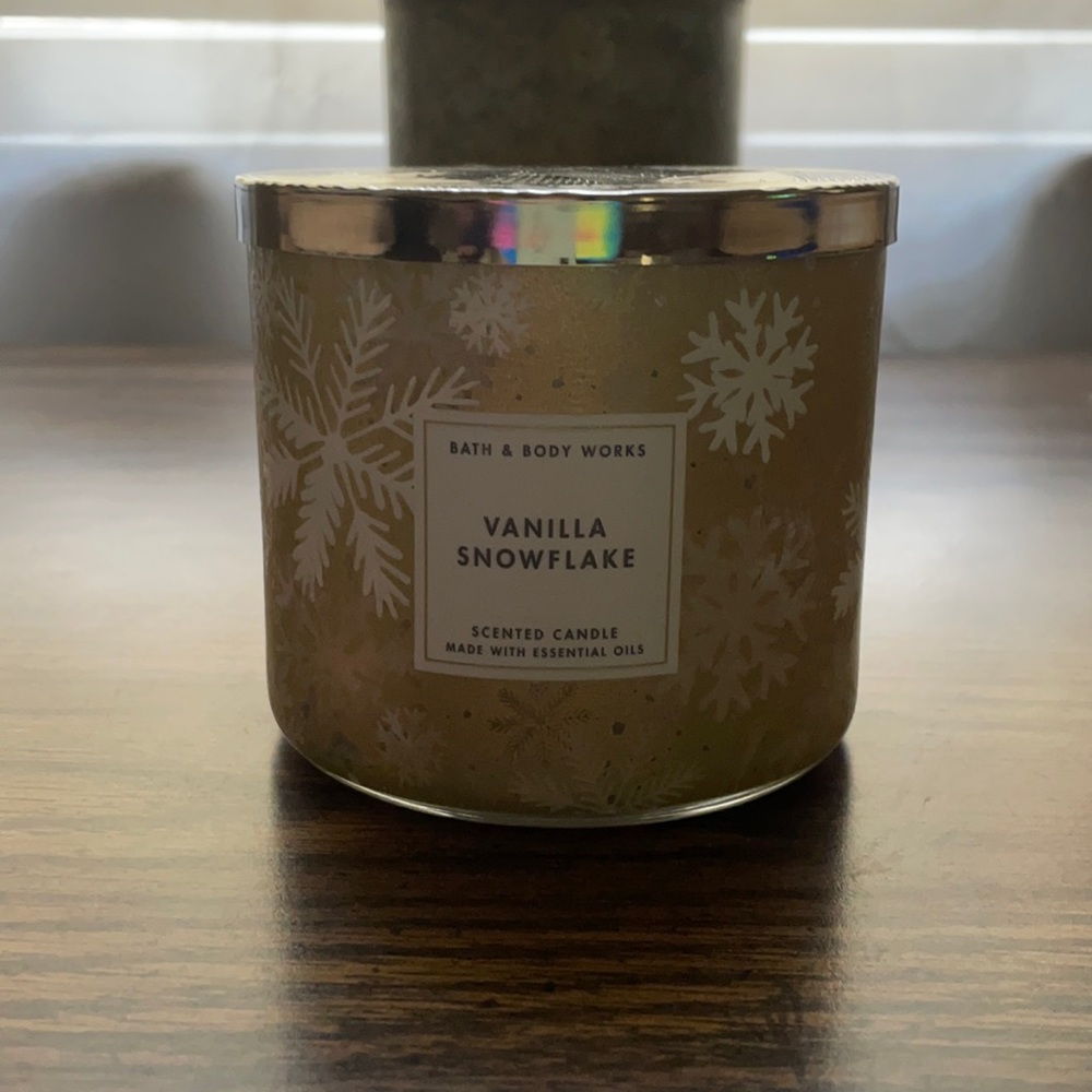 Bath & Body Works Vanilla Snowflake Candle